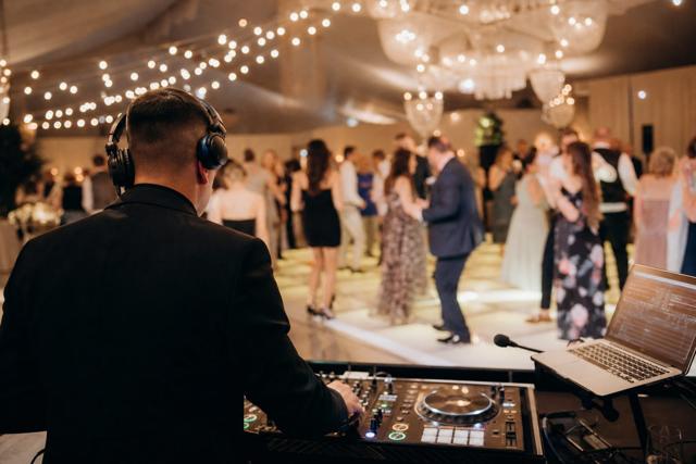 DJ website example by PageFront